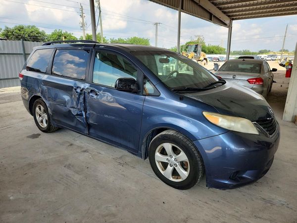 2014 TOYOTA SIENNA — Passenger 3/4