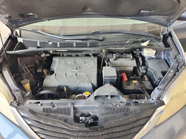 2014 TOYOTA SIENNA — Engine bay