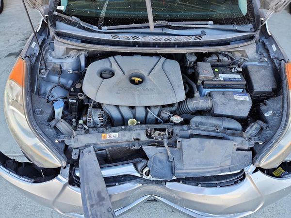 2012 HYUNDAI ELANTRA GLS(Middle grade) — Engine bay
