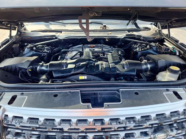 2015 LAND ROVER RANGEROVER HSE — Engine bay