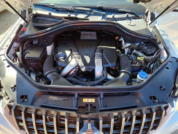 2015 MERCEDES-BENZ GL GL550 4MATIC — Engine bay