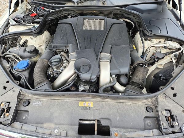 2015 MERCEDES-BENZ S-CLASS S550 — Engine bay