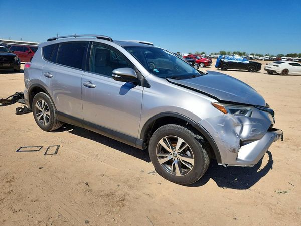 2018 TOYOTA RAV4 Adventure/XLE — Passenger 3/4