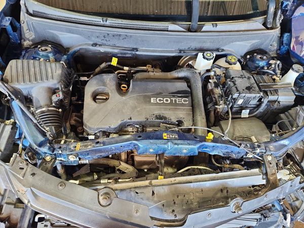 2020 CHEVROLET EQUINOX LT (2FL) — Engine bay