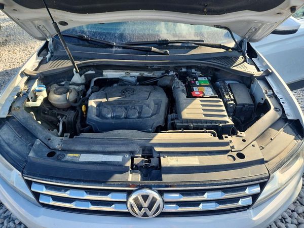 2018 VOLKSWAGEN TIGUAN SE, 4Motion SEL — Engine bay
