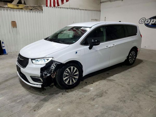 2024 CHRYSLER PACIFICA Select — Front 3/4
