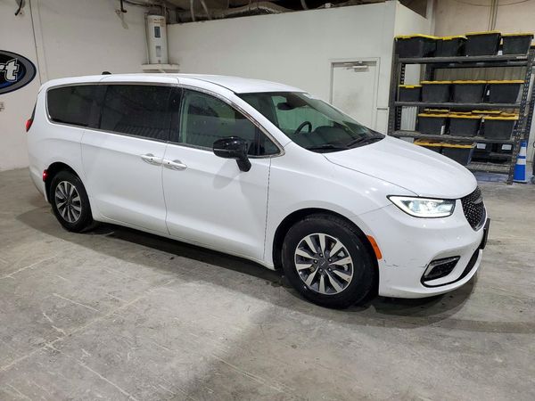 2024 CHRYSLER PACIFICA Select — Passenger 3/4