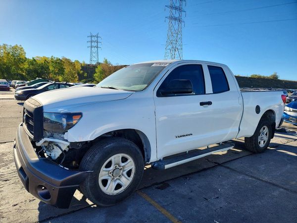 2012 TOYOTA TUNDRA SR5 — Front 3/4