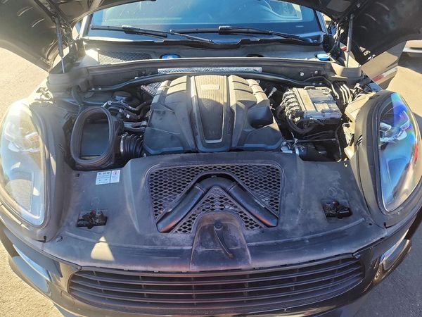 2019 PORSCHE MACAN S — Engine bay