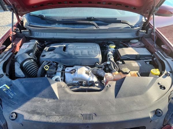 2019 JEEP CHEROKEE Limited — Engine bay