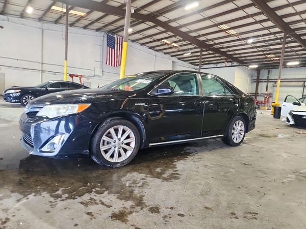 2013 TOYOTA CAMRY SOLA Hybrid — Front 3/4