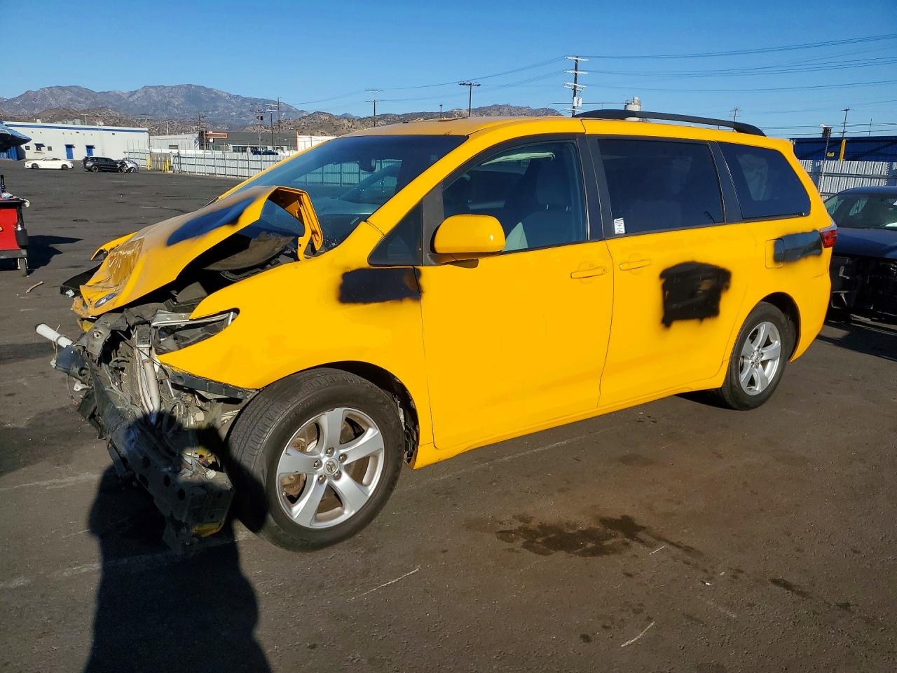 2017 TOYOTA SIENNA LE Mobility/LE — Front 3/4