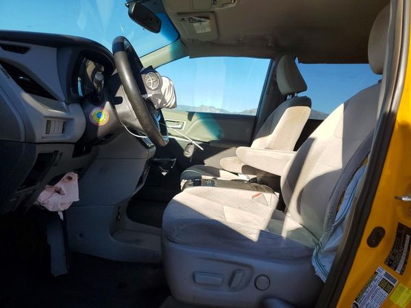 2017 TOYOTA SIENNA LE Mobility/LE — DENT