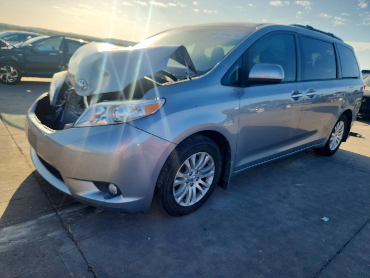 2013 TOYOTA SIENNA — Front 3/4