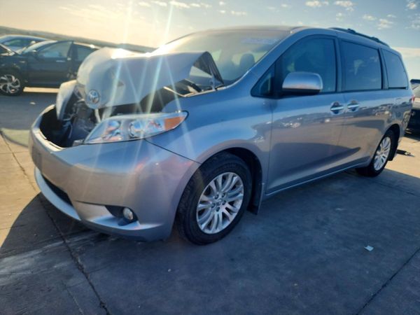 2013 TOYOTA SIENNA — Front 3/4