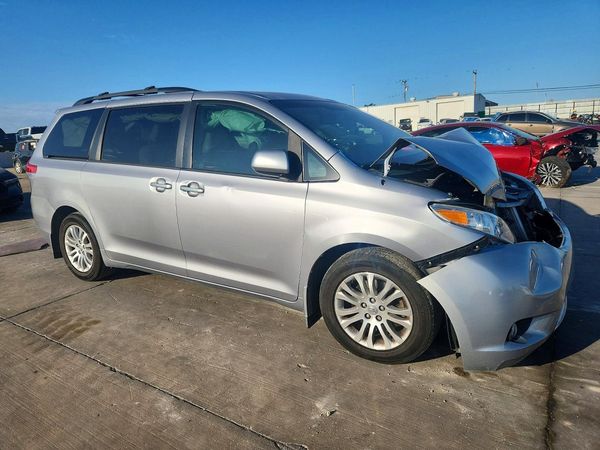 2013 TOYOTA SIENNA — Passenger 3/4