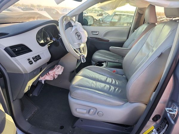 2013 TOYOTA SIENNA — DENT