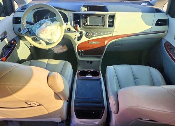 2013 TOYOTA SIENNA — CKPT