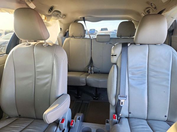 2013 TOYOTA SIENNA — SUVN