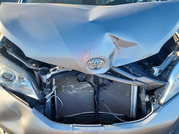 2013 TOYOTA SIENNA — Engine bay