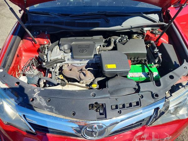 2014 TOYOTA CAMRY — Engine bay