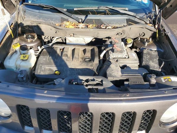 2014 JEEP PATRIOT Latitude — Engine bay