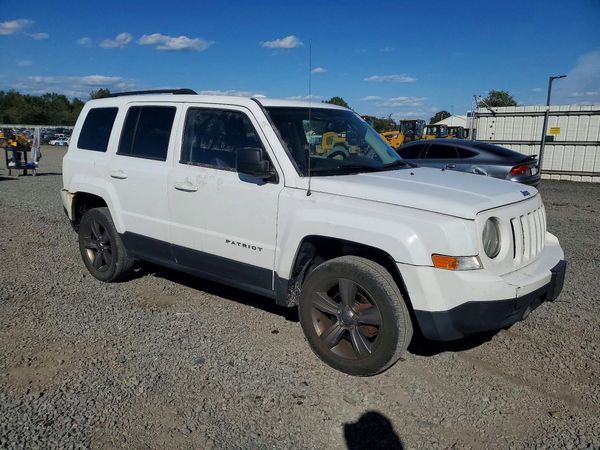 2015 JEEP PATRIOT Latitude — Passenger 3/4