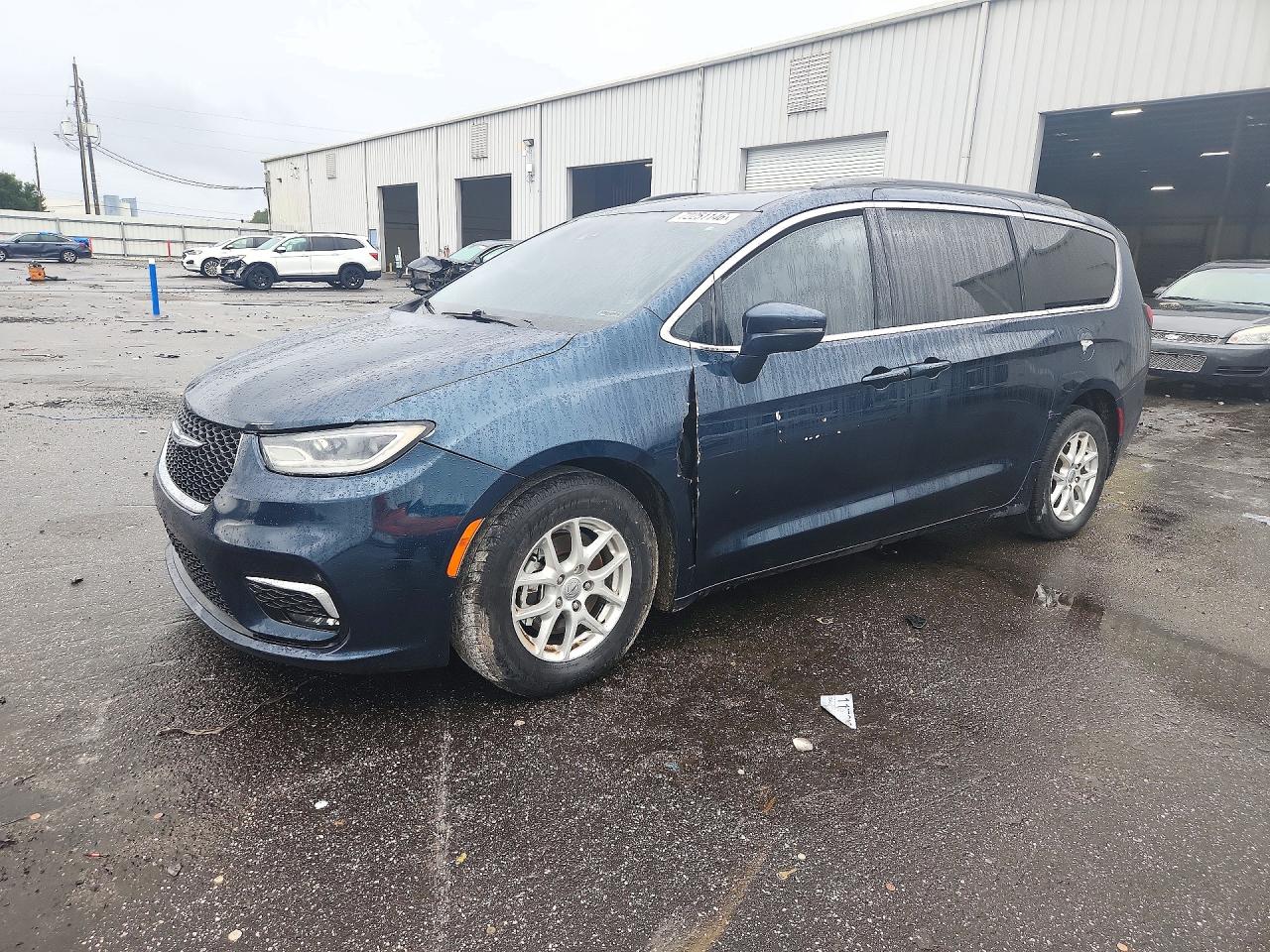 2022 CHRYSLER PACIFICA Touring L — Front 3/4