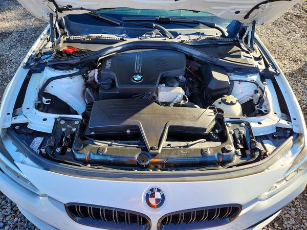 2018 BMW 3 SERIES xDrive SA — Engine bay