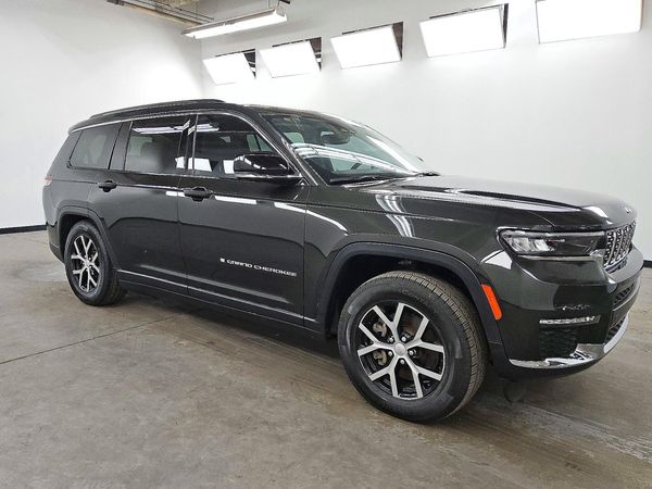 2023 JEEP GRAND CHEROKEE Limited — Passenger 3/4