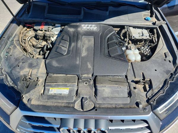 2018 AUDI Q7 quattro Prestige — Engine bay
