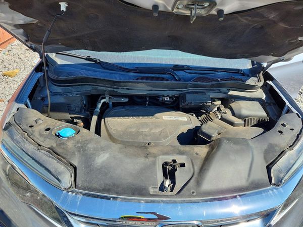 2019 HONDA PILOT EXL — Engine bay