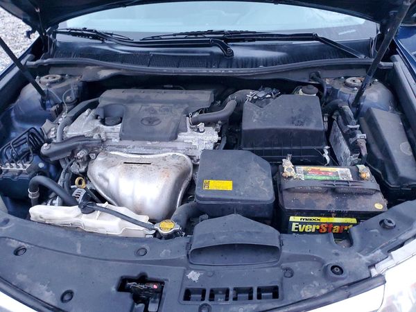 2014 TOYOTA CAMRY — Engine bay