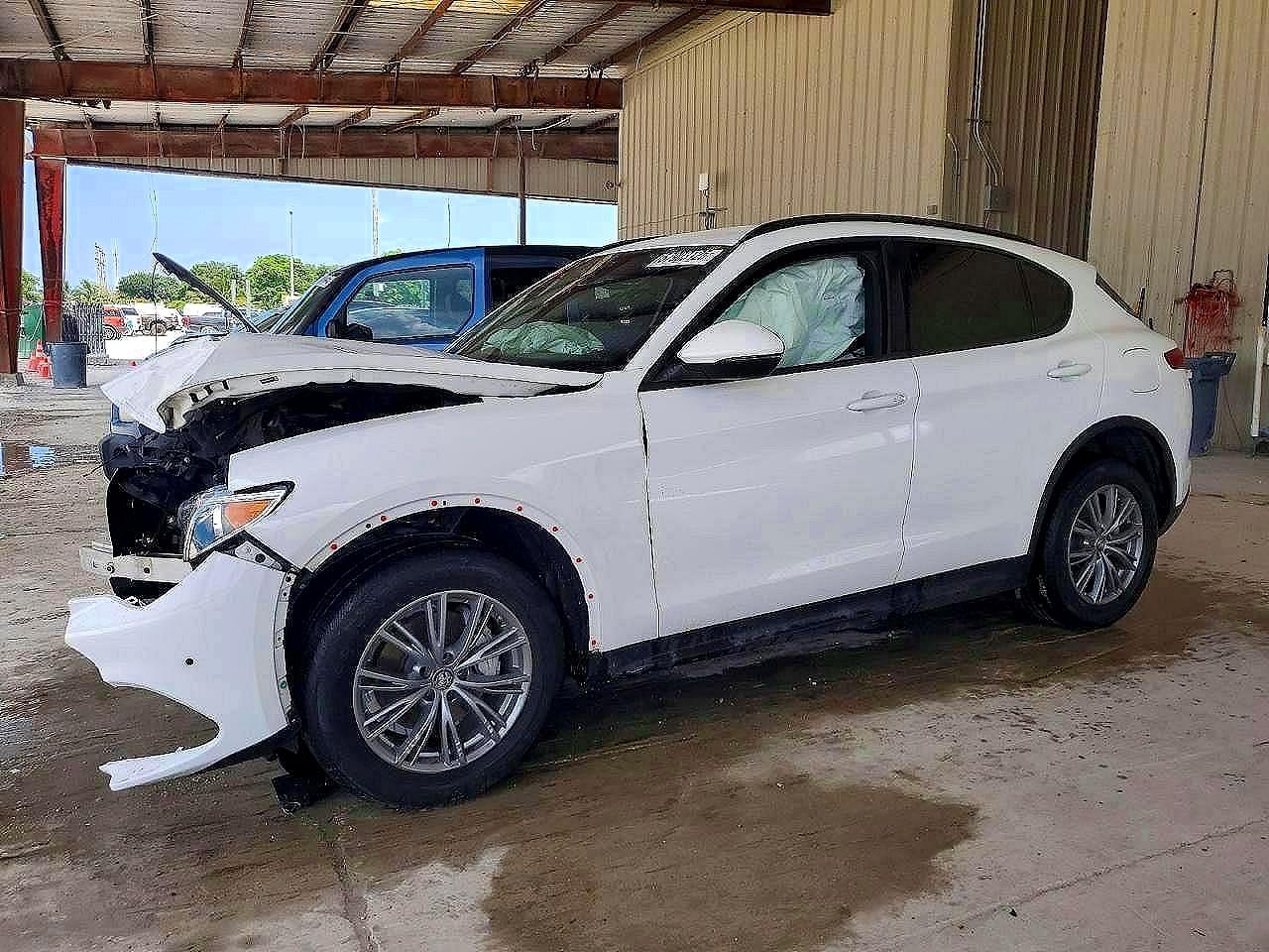 2022 ALFA ROMEO STELVIO — Front 3/4