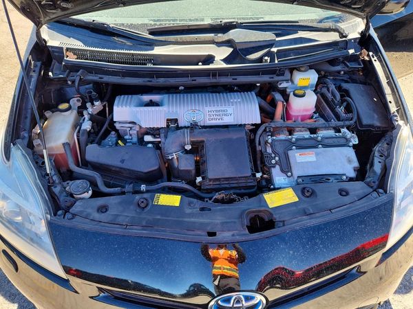 2012 TOYOTA PRIUS — Engine bay