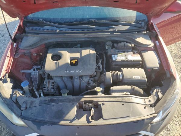 2018 HYUNDAI ELANTRA SE — Engine bay