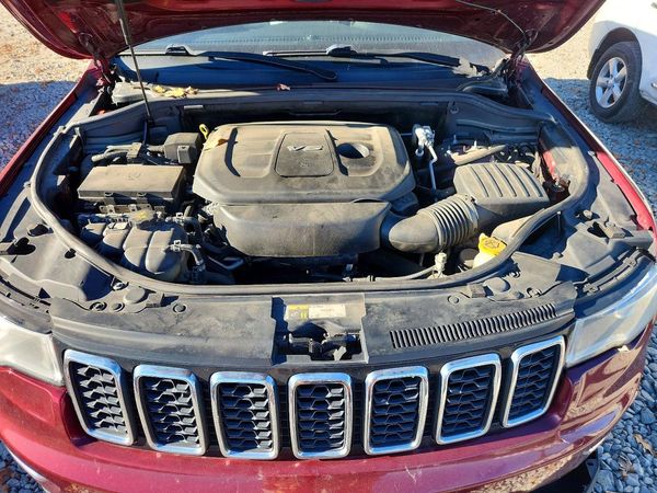 2017 JEEP GRAND CHEROKEE Limited — Engine bay