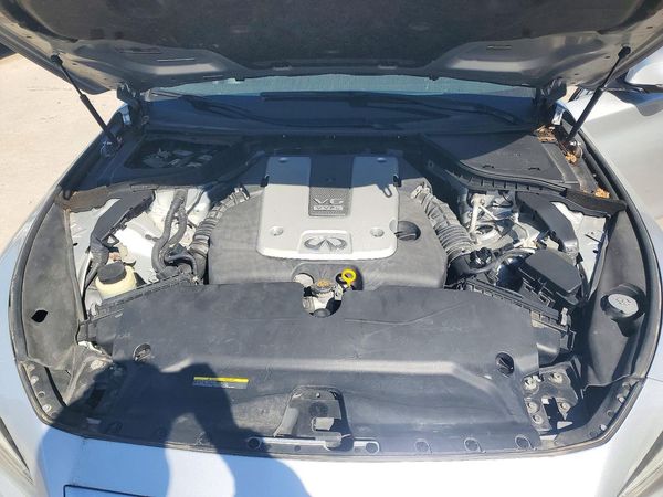 2015 INFINITI Q50 — Engine bay