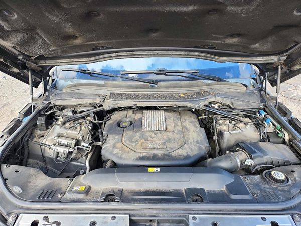 2017 LAND ROVER RANGE ROVER HSE — Engine bay