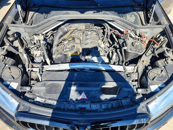 2014 BMW X5 xDrive35i — Engine bay