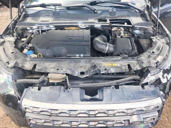 2018 LAND ROVER DISCOVERY SE — Engine bay