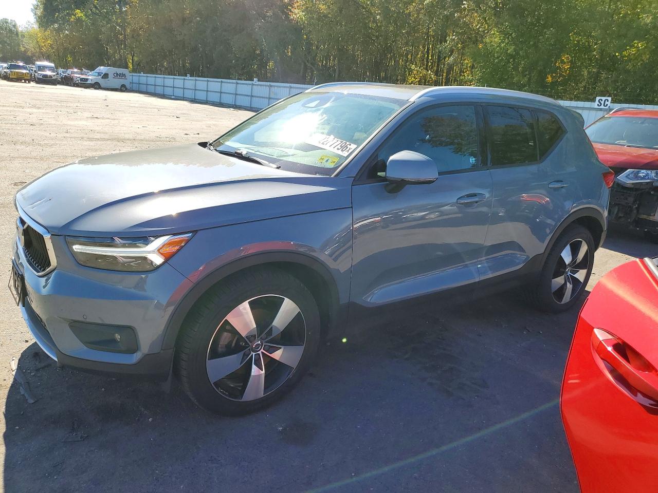 2021 VOLVO XC40 Momentum — Front 3/4