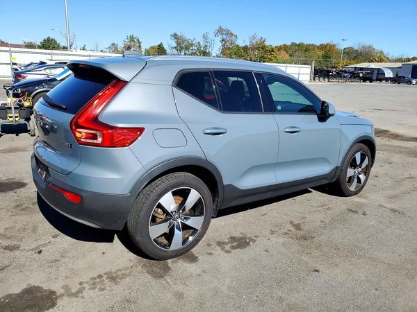 2021 VOLVO XC40 Momentum — PSRA