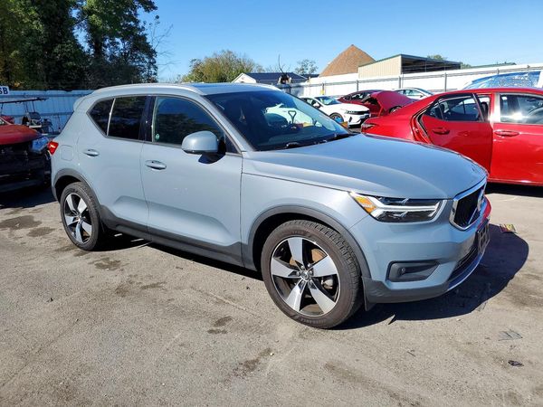 2021 VOLVO XC40 Momentum — Passenger 3/4
