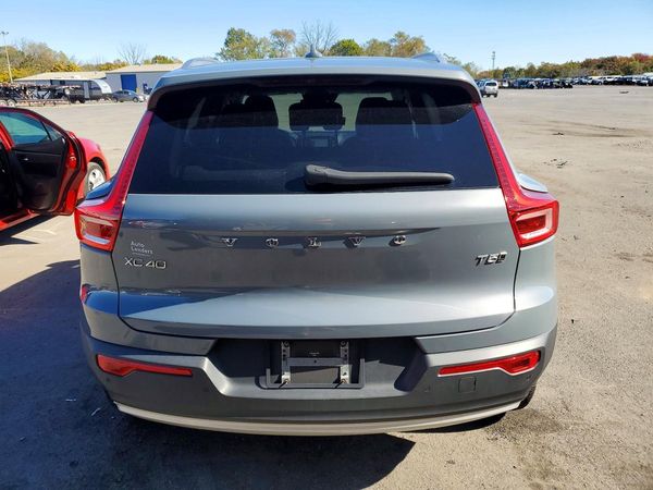2021 VOLVO XC40 Momentum — DIRR