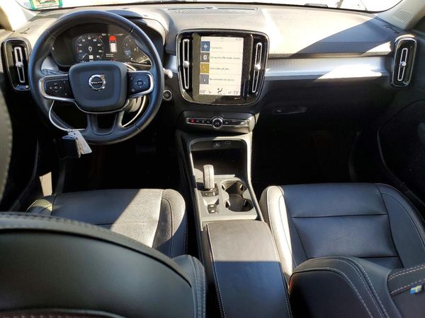 2021 VOLVO XC40 Momentum — CKPT