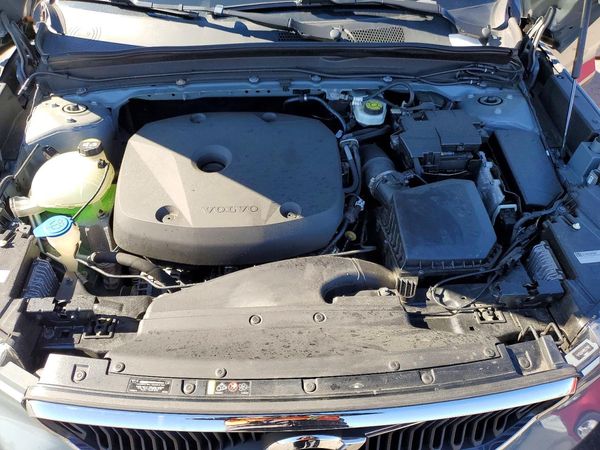 2021 VOLVO XC40 Momentum — Engine bay