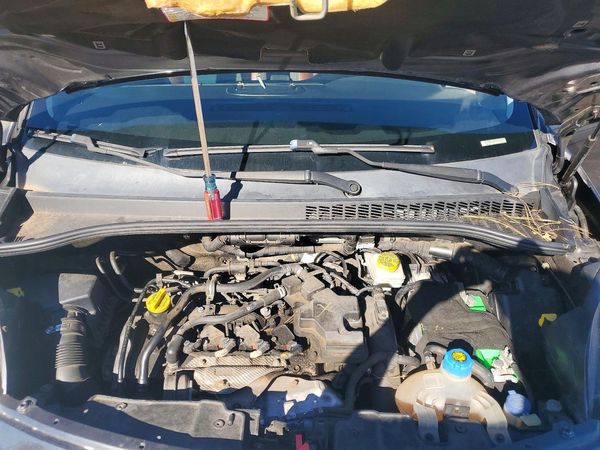 2014 FIAT 500 TREKKING — Engine bay
