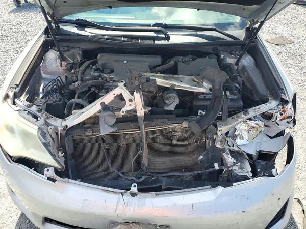2014 TOYOTA CAMRY — Engine bay