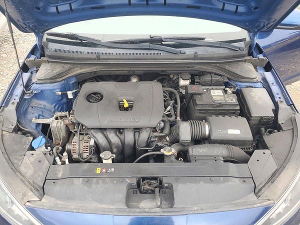 2019 HYUNDAI ELANTRA SE — Engine bay